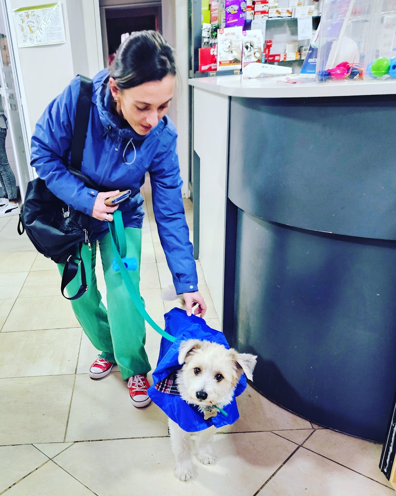 Recepción de Pichichus Veterinaria atendiendo a una clienta con su perro